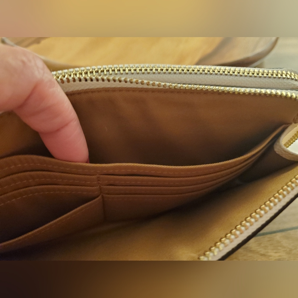 COACH CLUTCH IN EXCELLENT LIKE NEW CONDITION! - Picture 8 of 10